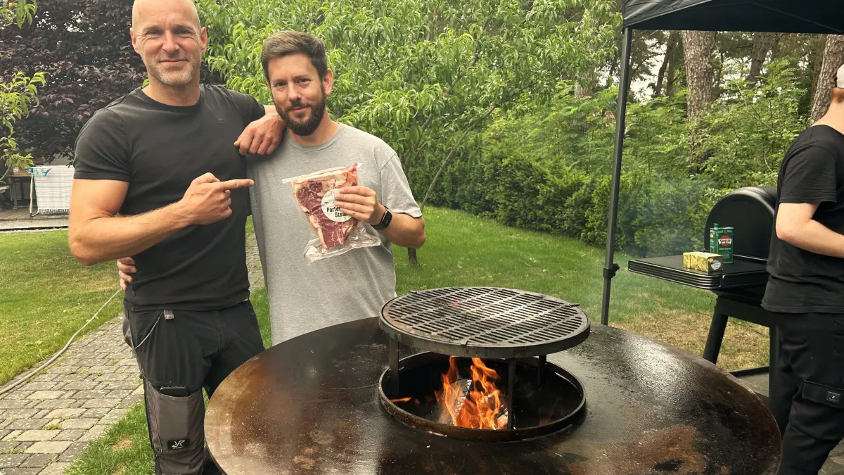 Das Fleisch bringt Rinderzüchter Christoph Lehmann (links) von „Bergsdorfer Wiesenrind“ in Zehdenick vorbei. Philipp Jaeckel (rechts) legt es auf den Grill.