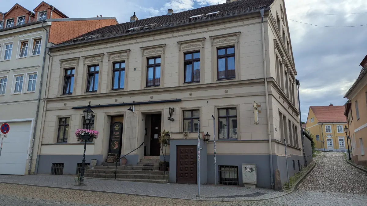 Hotel "Zum Löwen" in der Königstraße Bad Freienwalde. Der kürzlich von neuen Betreibern eröffnete Irish Pub im Erdgeschoss hat bereits wieder geschlossen.