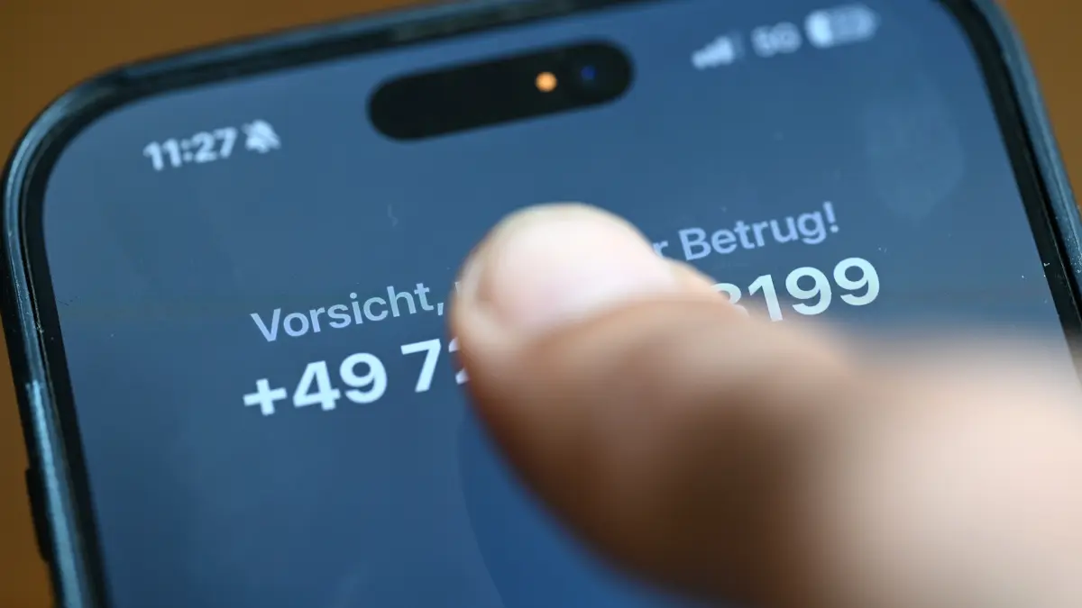 Anrufe von mutmaßlichen Betrügern werden in der Regel nicht auf dem Bildschirm angezeigt. Deshalb warnt die Sparkasse in Strausberg vor einer aktuellen Masche, die nicht nur am Telefon stattfindet. (Symbolbild)