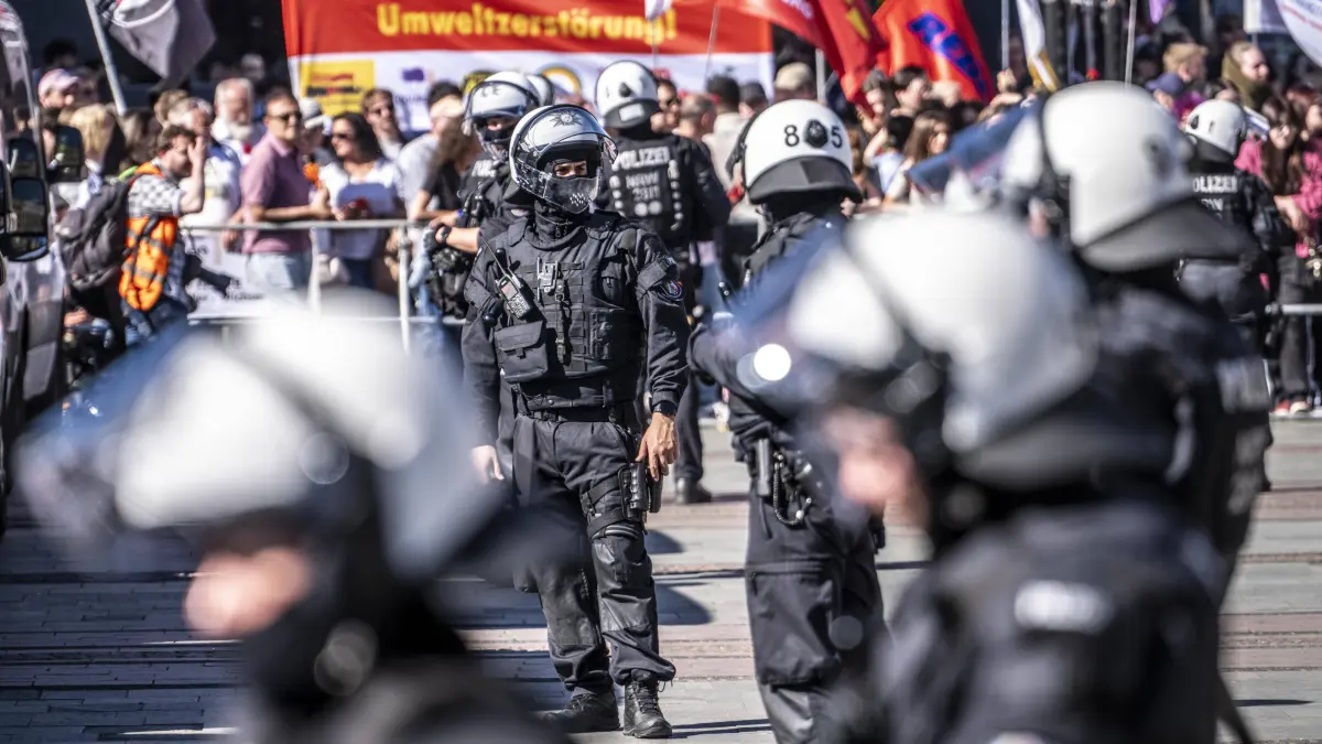 Bald auch in Erfurt? Hundertschaften der Bereitschaftspolizei im Einsatz bei einer Demo zum 1. Mai in der Innenstadt von Essen.