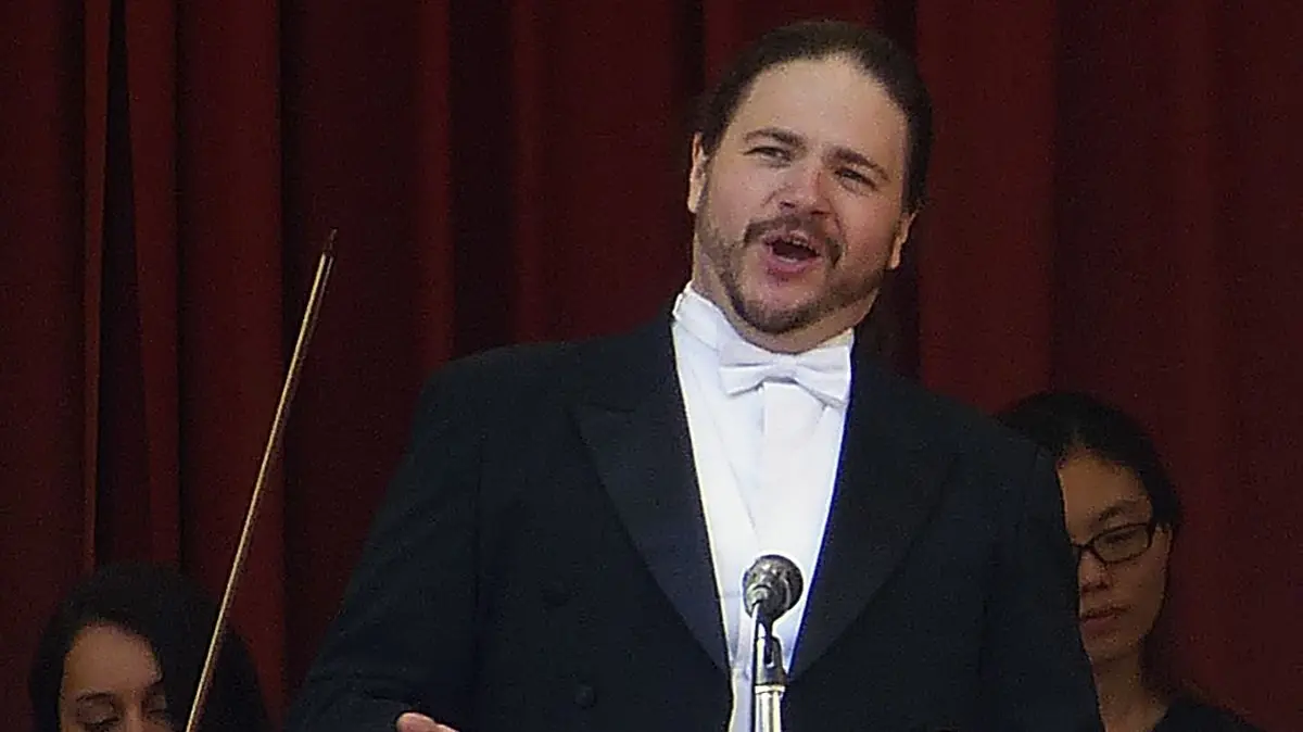 Das Brandenburgische Konzertorchester Eberswalde tritt mit seinem Tenor Sliger Brendan am Jagdschloss Schorfheide auf.