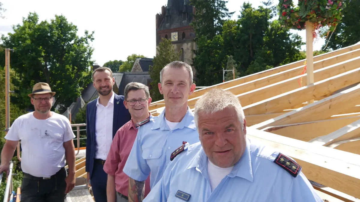 Richtfest der Feuerwache in Zepernick, v.l.: Zimmerermeister Marko Jeschke, Panketals Bürgermeister Maximilian Wonke (SPD), der Vorsitzende der Gemeindevertretung Uwe Voß (SPD), Zepernicks Ortswehrführer Marcel Greulich und Panketals Feuerwehrchef Thomas Bielicke, 30.6.26
