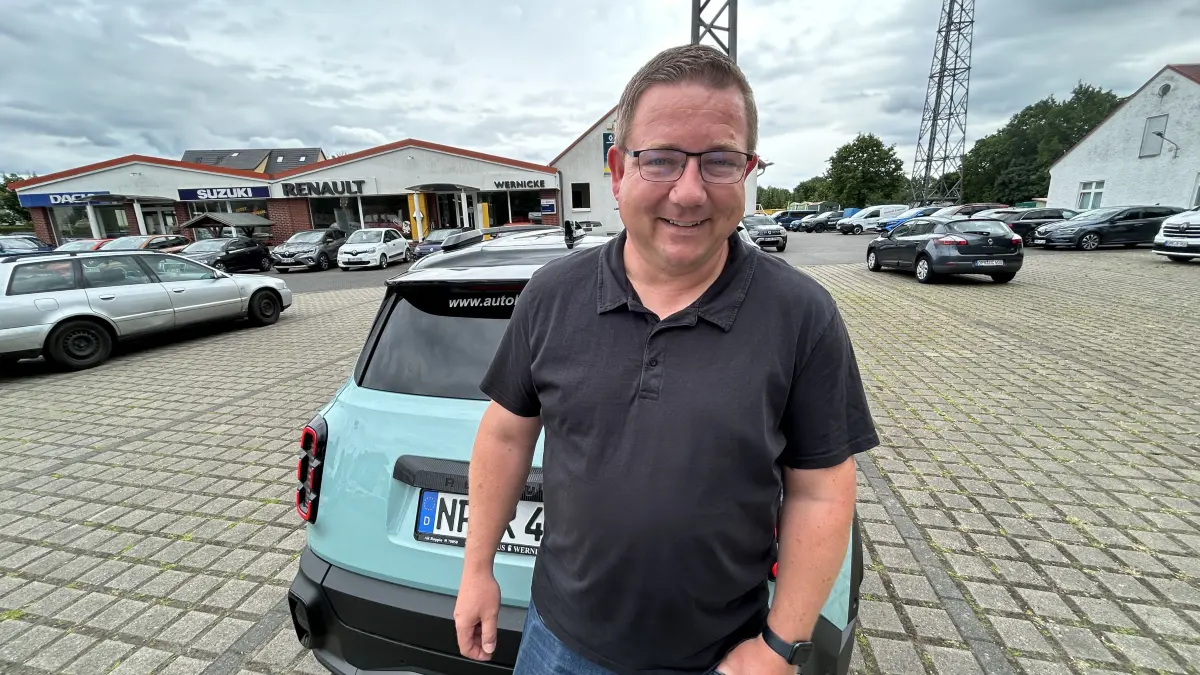 Fabian Brauer ist Verkaufsberater beim Autohaus Wernicke in Neuruppin. Er selbst fährt einen Renault als E-Auto und sieht im elektrischen Fahren viele Vorteile. Wie man es in den Alltag integrieren kann.