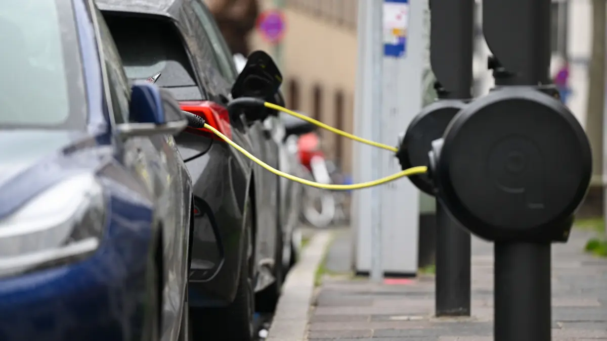 E-Autos stehen in der Innenstadt an neuartigen E-Ladesäulen des Münchener Ladebetreibers Qwello GmbH. (zu dpa: «Mieter in Hessen halten sich bei E-Autos zurück») +++ dpa-Bildfunk +++