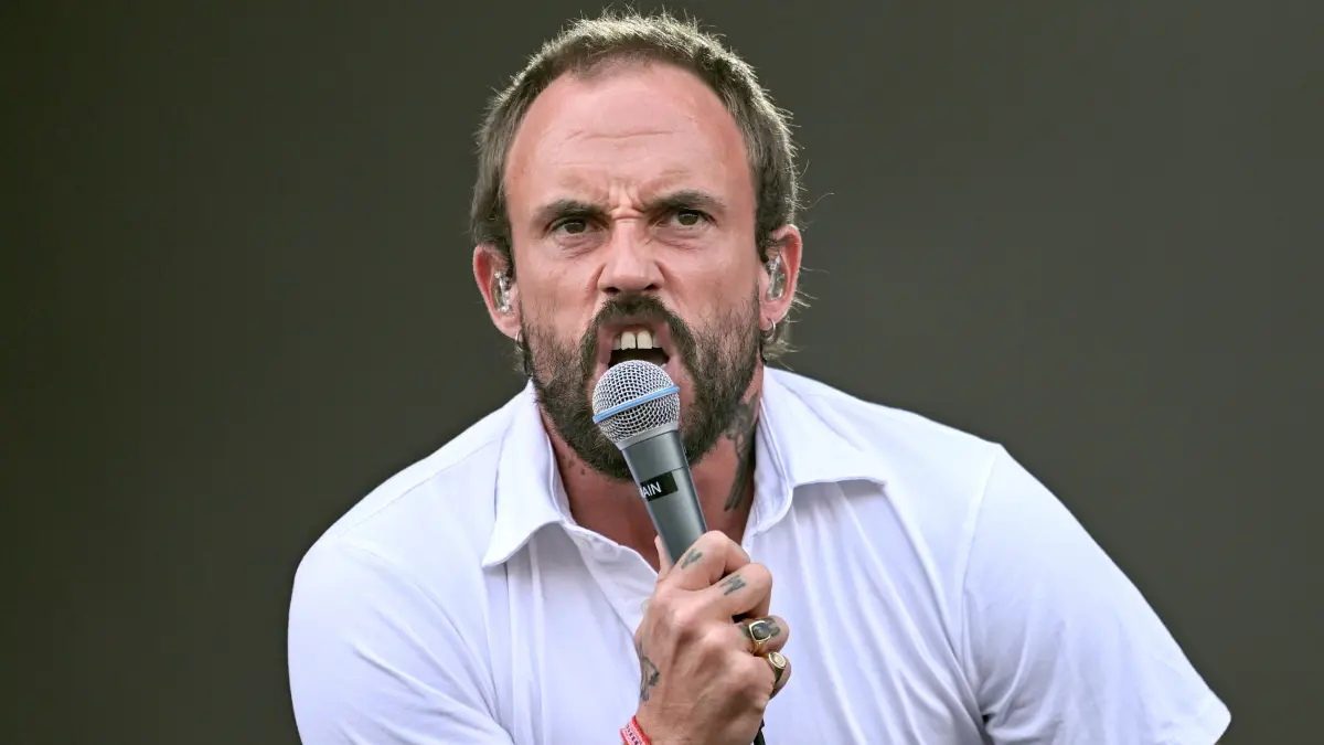 Gewohnt intensiv tratt Idles-Sänger Joe Talbot (hier bei einem Konzert 2022 in Berlin) als Support der Foo Fighters im Olympiastadion auf.