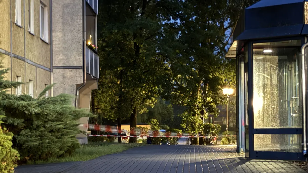 Ein Sechsjähriger stürzt am 30. Juli 2026 von einem Balkon im elften Stock eines Hauses in der Wohnsiedlung Aurorahügel in Frankfurt (Oder).
