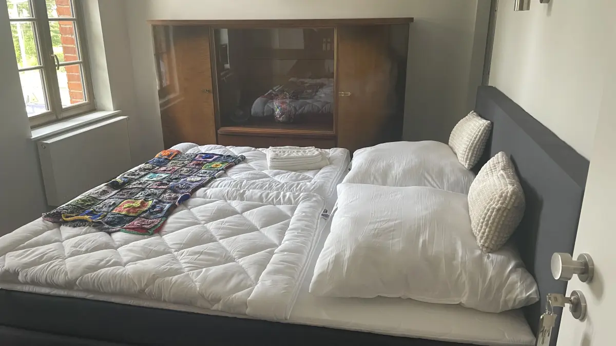 Gut gebettet im Bahnhof Finsterwalde: Zum neuen Angebot gehört auch die Übernachtung in einem der sechs Pensionszimmer.