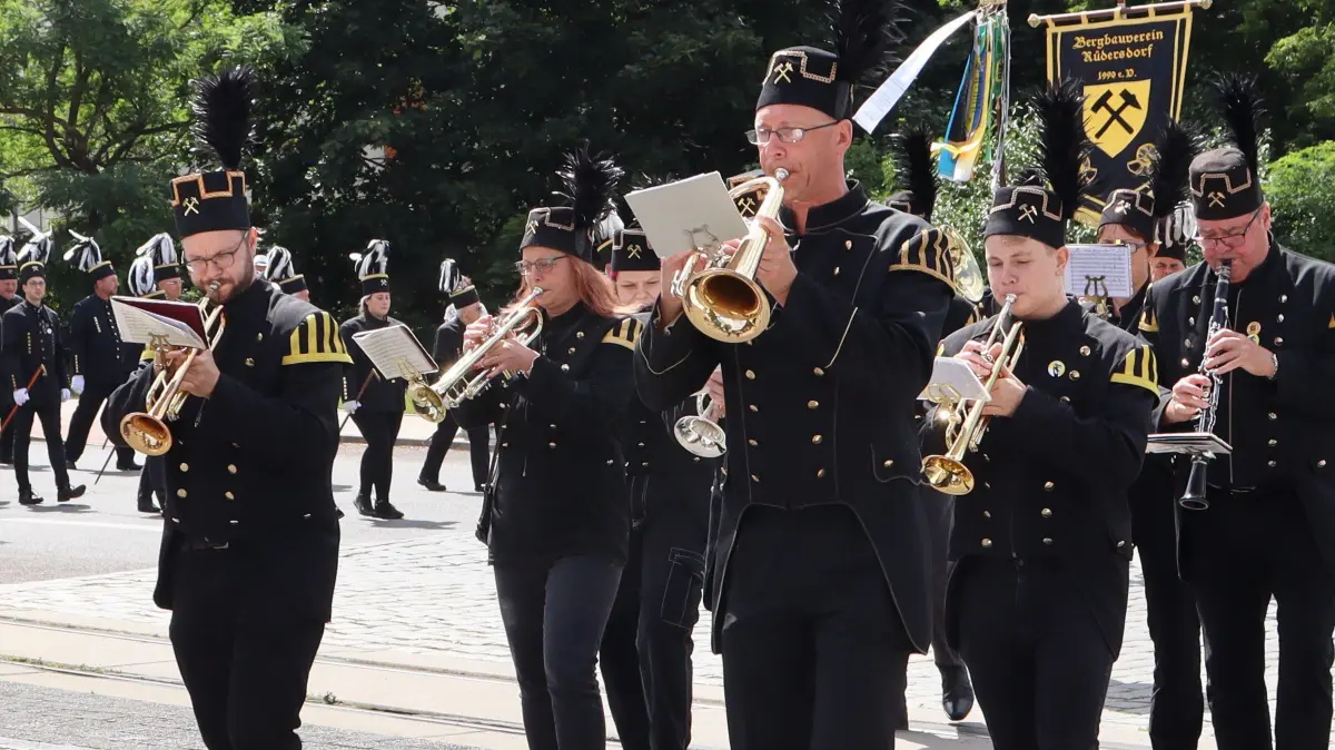Die Bergkapelle marschiert klangvoll voran: Beim Umzug zum Rüdersdorfer Bergfest am Wochenende in Rüdersdorf bei Berlin sind die Musiker wieder mit von der Partie. (Archivbild)