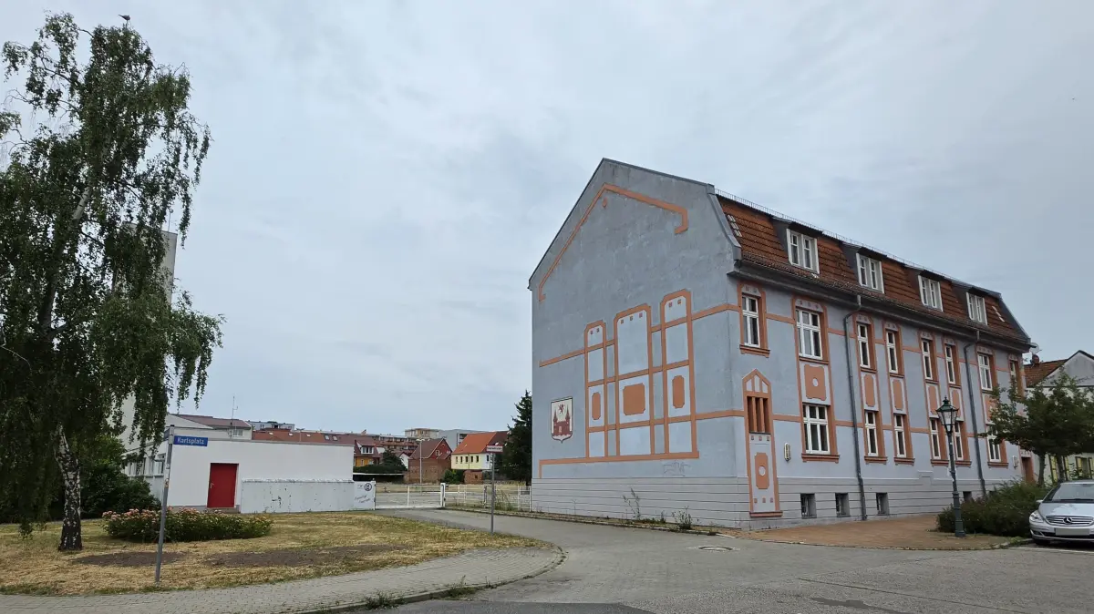 Die alte Zufahrt zur Feuerwache in Schwedt mit dem markanten Verwaltungsgebäude am 1.7.2026. Die Immobilien sollen abgerissen werden, um dem Floriansquartier zu weichen.