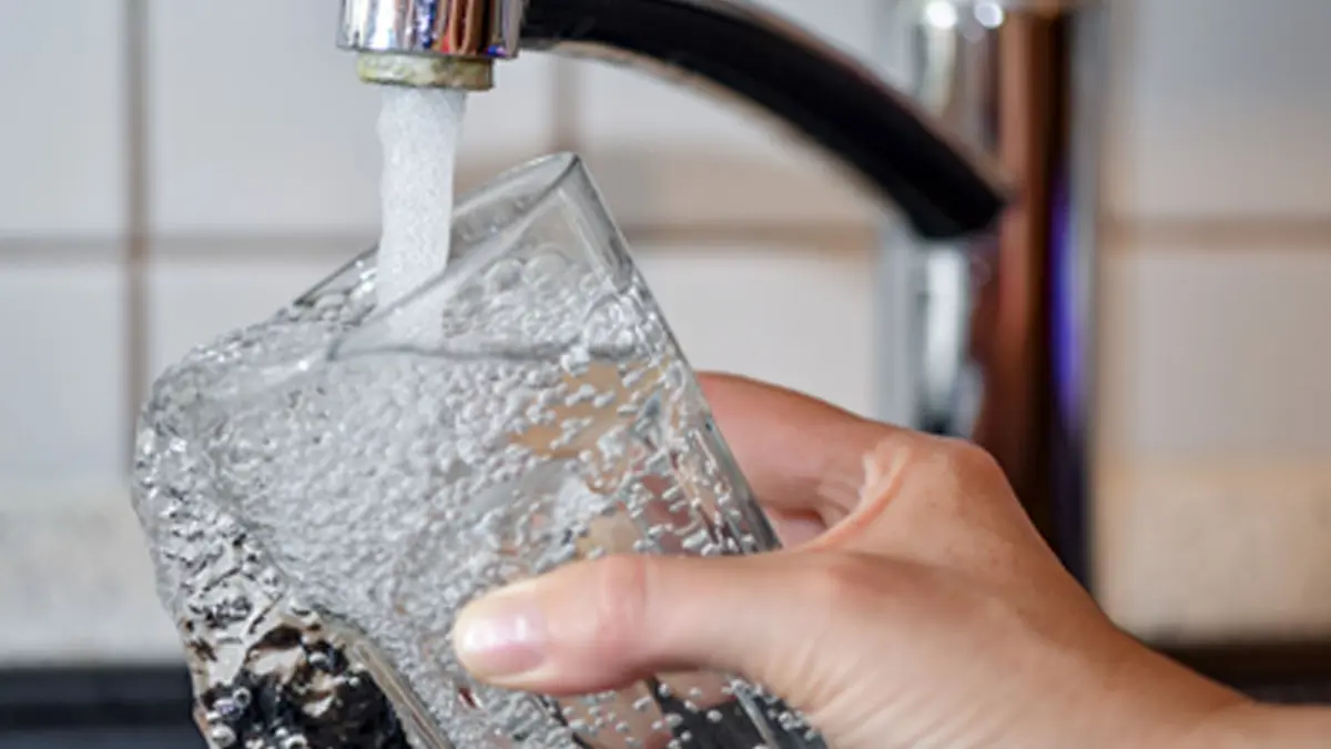 Leitungswasser: ARCHIV - 08.08.2019, Brandenburg, Sieversdorf: Am Wasserhahn in einer Küche wird ein Trinkglas mit Leitungswasser befüllt. (zu dpa: «Bedenklicher Stoff im Trinkwasser in Zehdenick festgestellt») Foto: Patrick Pleul/dpa-Zentralbild/dpa +++ dpa-Bildfunk +++