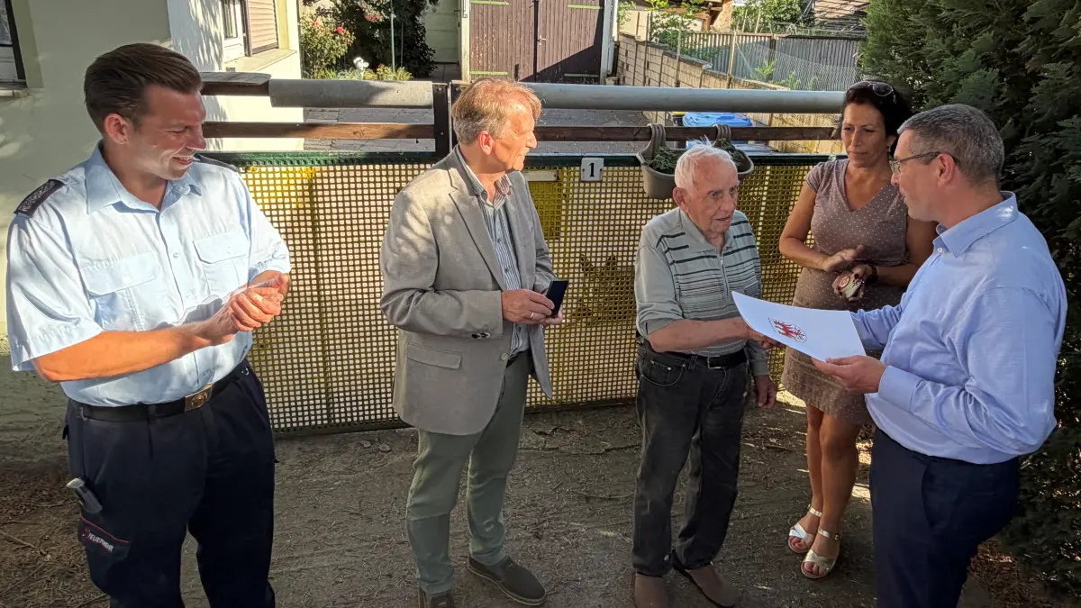 Besondere Auszeichnung: Uwe Schüler (CDU), Staatssekretär im Brandenburger Innenministerium, gratuliert dem Trebnitzer Feuerwehrmann Erwin Hensel vor dessen Wohnhaus. Begleitet wurde er dabei von der Landtagsabgeordneten Kristy Augustin (CDU), Münchebergs Bürgermeister Fritz-Georg Streichert und Stadtwehrführer Thomas Stähr.