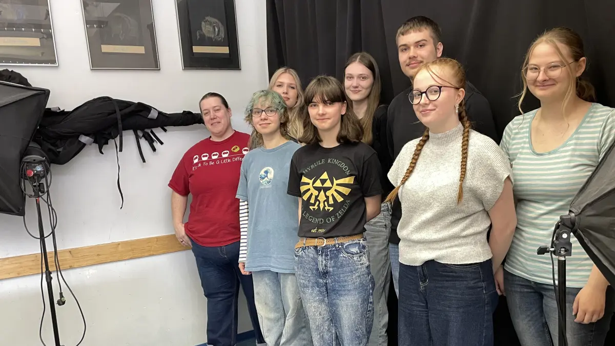 Lehrerin Ulrike Witt mit Schülerinnen und Schülern der Talsandschule in Schwedt. Welche Herausforderungen im Umgang mit Social Media bestehen und ob ein Verbot aus Sicht der Schule sinnvoll ist.