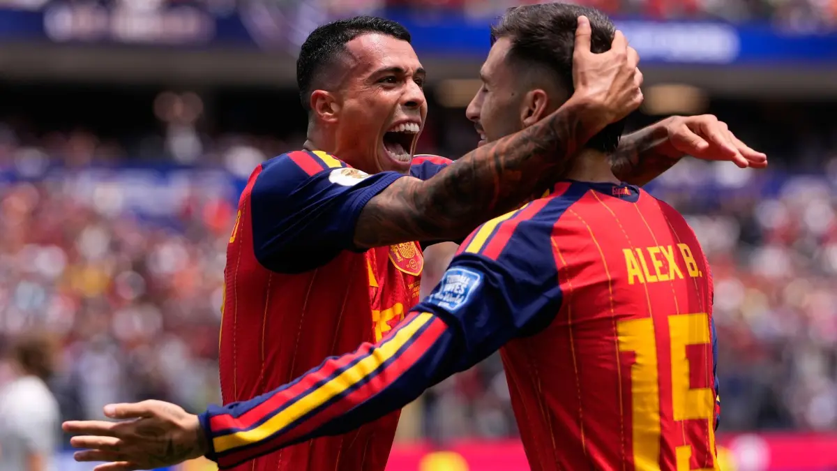 WM 2026 - Spanien - Österreich: 02.07.2026, USA, Inglewood: Fußball, Männer: WM, Spanien - Österreich, Finalrunde, Sechzehntelfinale, Los Angeles Stadion. Der Spanier Pedro Porro (l) feiert gemeinsam mit seinem Teamkollegen Alex Baena das zweite Tor seiner Mannschaft. Foto: Mark J. Terrill/AP/dpa +++ dpa-Bildfunk +++