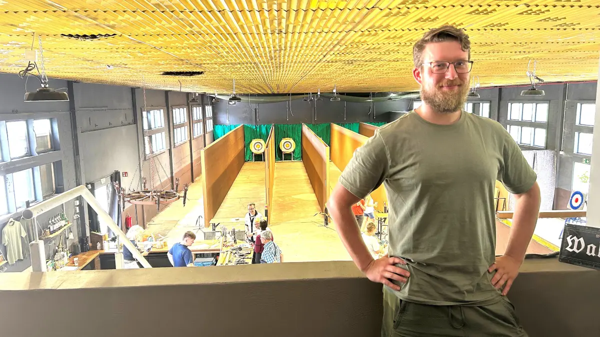 Hausherr in der „Wurfhalla“ in Eberswalde: Nico Gobbin (32) hat sich mit dem neuen Freizeitangebot selbstständig gemacht. Der Existenzgründer ist Physiotherapeut. Und verknüpft im Rofinpark gleich zwei seiner Leidenschaften.