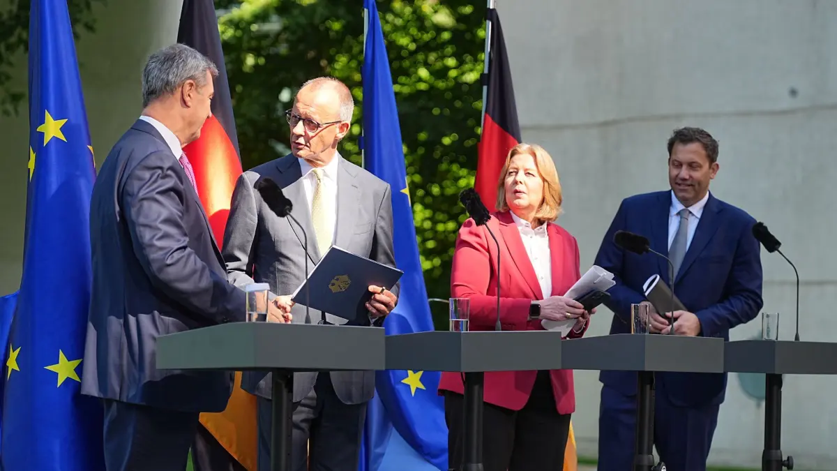 Pressekonferenz zu Ergebnissen des Koalitionsausschusses: 02.07.2026, Berlin: Markus Söder (CSU, l-r), Ministerpräsident von Bayern und CSU Vorsitzender, Bundeskanzler Friedrich Merz (CDU), Bärbel Bas (SPD), Bundesministerin für Arbeit und Soziales, und Lars Klingbeil (SPD), Bundesminister der Finanzen, verlassen im Garten des Kanzleramtes eine Pressekonferenz nach der Sitzung des Koalitionsausschusses. Die Spitzen von Union und SPD stellen die Reformvorhaben der Bundesregierung vor. Foto: Michael Kappeler/dpa +++ dpa-Bildfunk +++
