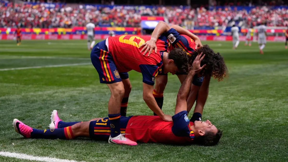 WM 2026 - Spanien - Österreich: 02.07.2026, USA, Inglewood: Fußball, Männer: WM, Spanien - Österreich, Finalrunde, Sechzehntelfinale, Los Angeles Stadion. Der Spanier Mikel Oyarzabal (unten) feiert gemeinsam mit seinen Teamkollegen Gavi (l) und Marc Cucurella das dritte Tor seiner Mannschaft. Foto: Mark J. Terrill/AP/dpa +++ dpa-Bildfunk +++