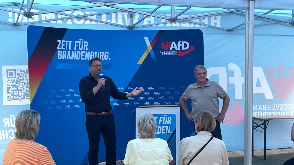 René Springer, AfD-Bundestagsabgeordneter und Vorsitzender der AfD Brandenburg (links) sowie Falk Janke, AfD-Landtagsabgeordneter, beim Bürgerdialog in Müncheberg. Welche Strategie hinter dem Format steckt.