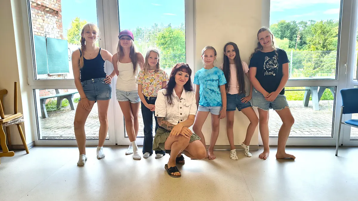 Stefanie Schuster (Bildmitte) und die Cherry Dancer aus Joachimsthal. Die Tanzgruppe hat sich in der Stadt am Werbellinsee erst im vergangenen Jahr gebildet. Einen großen Auftritt gab es bereits in Eberswalde.