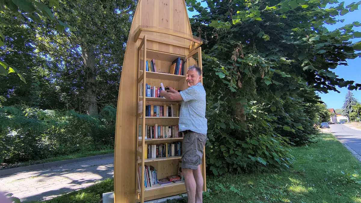 Jan Schiffel und viele Bücher in Niederfinow. Sie sind bereits eine ungewöhnliche Verbindung am Finowkanal eingegangen. Für den Ort bei Eberswalde bietet das schattige Plätzchen an der Stecherschleuse einen neuen Treffpunkt.