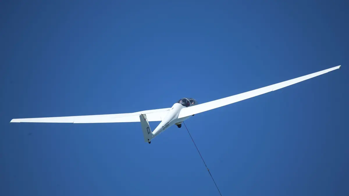 Segelflieger: ARCHIV - 19.06.2021, Nordrhein-Westfalen, Düsseldorf: Ein Segelflugzeug wird mit Hilfe einer Seilwinde gestartet. (zu dpa: «Segelflieger muss auf Feld landen - Pilot leicht verletzt») Foto: David Young/dpa +++ dpa-Bildfunk +++