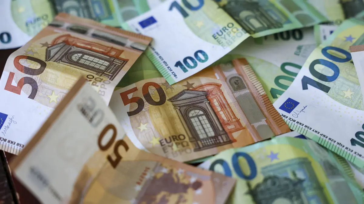 ARCHIV - 18.01.2026, Sachsen, Leipzig: Mehrere Hunderter und Fünfziger Euro Geldscheine liegen auf einem Tisch. (zu dpa: «Kommunen können jetzt Geld für Investitionen beantragen») Foto: Jan Woitas/dpa +++ dpa-Bildfunk +++