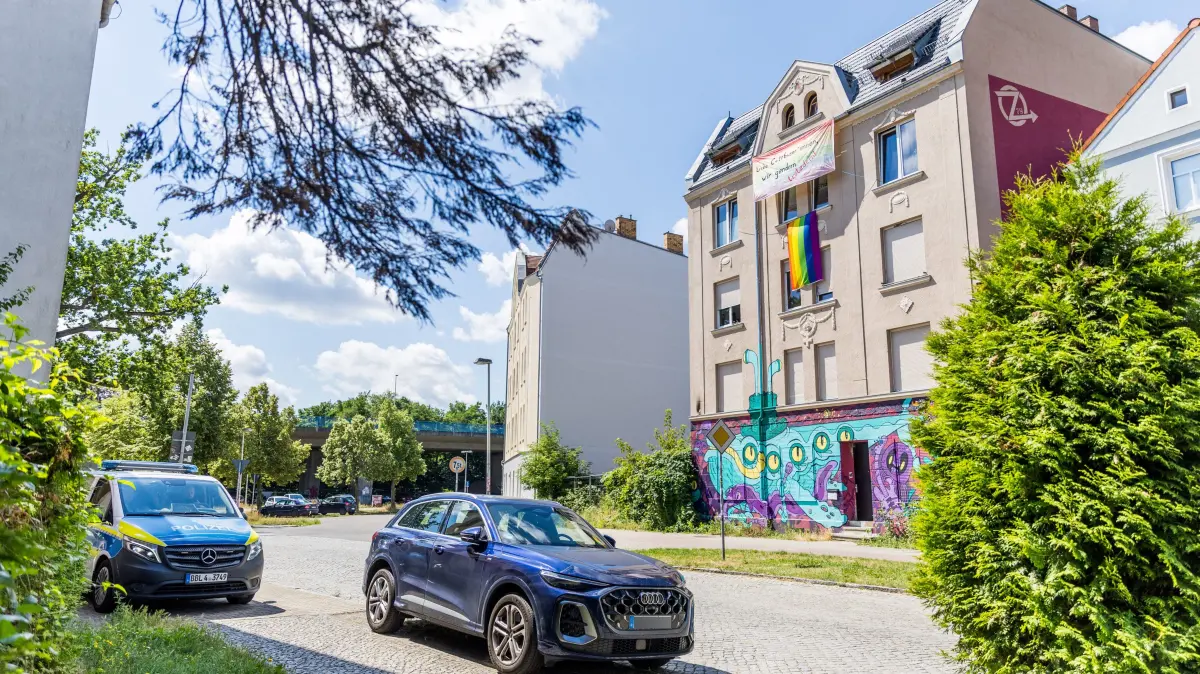 Nach einem erneuten Angriff auf das alternative Wohnprojekt „Zelle 79“ in Cottbus ermittelt jetzt die Polizei wegen versuchten Mordes.