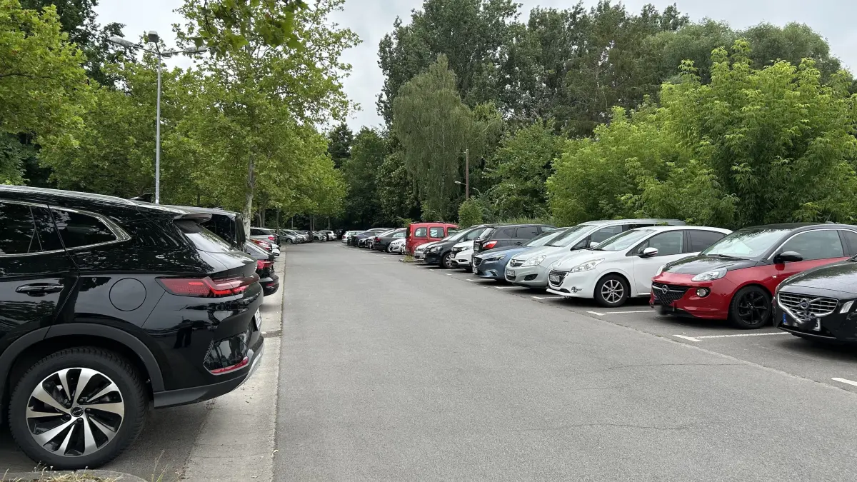 Nichts geht mehr um 8 Uhr morgens auf dem Parkplatz hinter dem Bahnhof von Königs Wusterhausen. Hier stehen am Mittwochmorgen (1. Juli) überwiegend Autos aus KW, aber auch aus Berlin und der Umgebung.