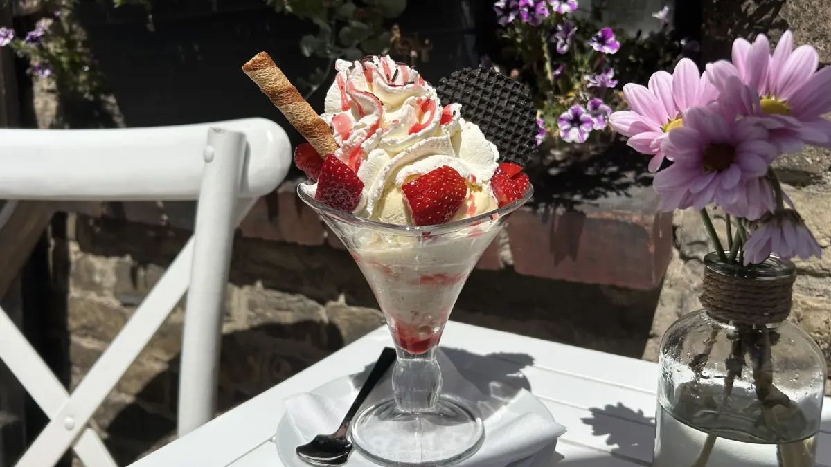 Den Erdbeerbecher im Eiscafé Schildaue können Gäste auch im Freien genießen. Was ist drin?