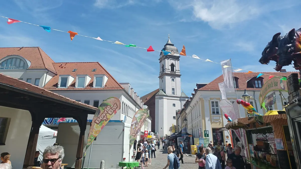 Zwischen Bowle-Bar und Softeis: Beim Stadtfest in Fürstenwalde, hier eine Aufnahme von 2024, kann man in der Innenstadt auch an diesem Wochenende rund um den Dom viele Stände sowie Spiel- und Fahrgeschäfte besuchen. Gefeiert wird bis Sonntagabend.