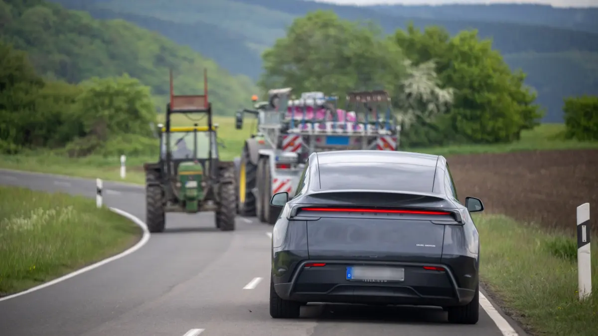 Ein selbstfahrender Tesla Modell Y ist autonom auf den Straßen der Eifel unterwegs. Ein am Steuer sitzender Werksfahrer greift bei Bedarf in das Software-Update «Full Self-Driving» (FSD/Überwacht) ein, das bundesweit noch nicht zugelassen ist. (zu dpa: «Selbstfahrende Teslas bringen Schüler und Senioren ans Ziel») +++ dpa-Bildfunk +++