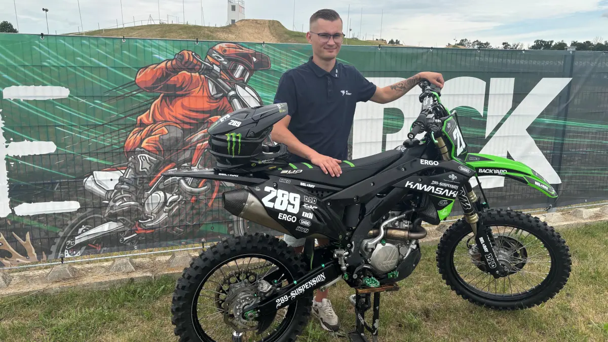 Richard Lindeke aus Schwedt brennt für den Motorsport und startet am 4. Juli 2026 sein großes Rennen. Warum der junge Mann für heiße Maschinen und waghalsige Sprünge brennt.