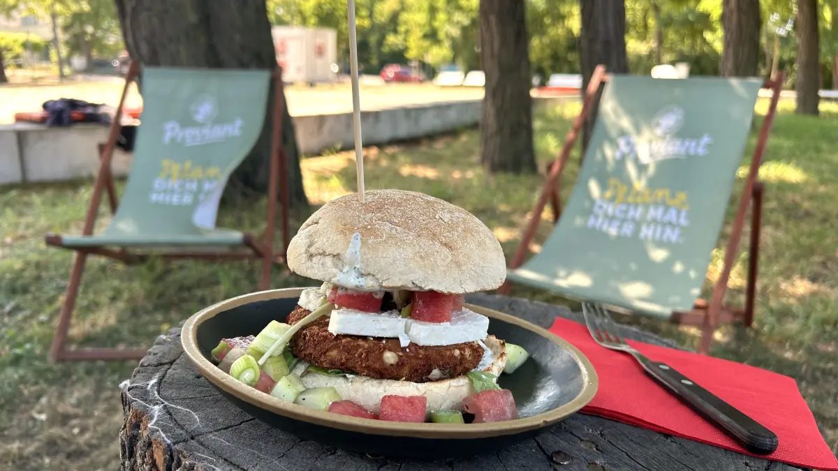 Einen sommerlichen Burger mit Wassermelone, mit Fleisch oder als Veggie-Variante, bietet Normas Diner in Schildow an.