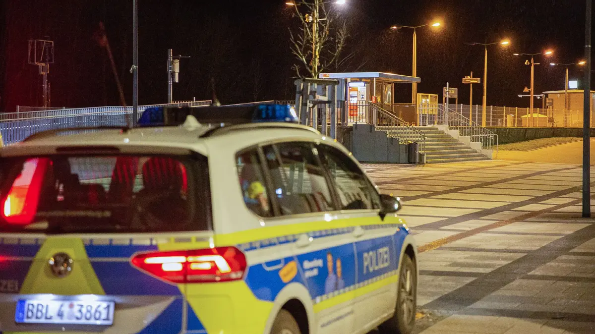 Am Bahnhof Strausberg pöbelte ein 56-jähriger Mann Passanten an und löste im weiteren Verlauf mehrere Polizeieinsätze aus. (Symbolbild)