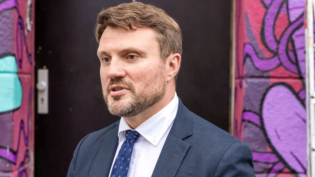 Mahnwache vor der „Zelle 79“ in Cottbus: 02.07.2026, Brandenburg, Cottbus: Daniel Keller (SPD) Finanzminister des Landes Brandenburg, spricht während einer Mahnwache vor dem alternativen Jugendprojekt «Zelle 79» in Cottbus. Hier hatte es in der vergangenen Nacht einen vermutlich rechtsextremen Brandanschlag gegeben; es wird wegen Mordverdachts ermittelt. Foto: Frank Hammerschmidt/dpa +++ dpa-Bildfunk +++