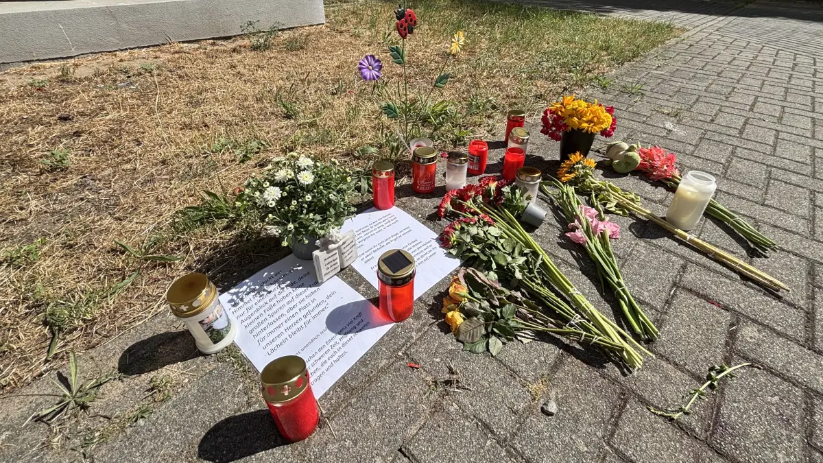 Am Dienstag (30.6.) stürzte ein sechsjähriger Junge vom Balkon im 11. Stock eines Wohnhauses im Aurorahügel. Der Junge verstarb an der Unfallstelle. Anwohner erinnern an den Jungen mit Blumen und schriftlichen Gedanken.