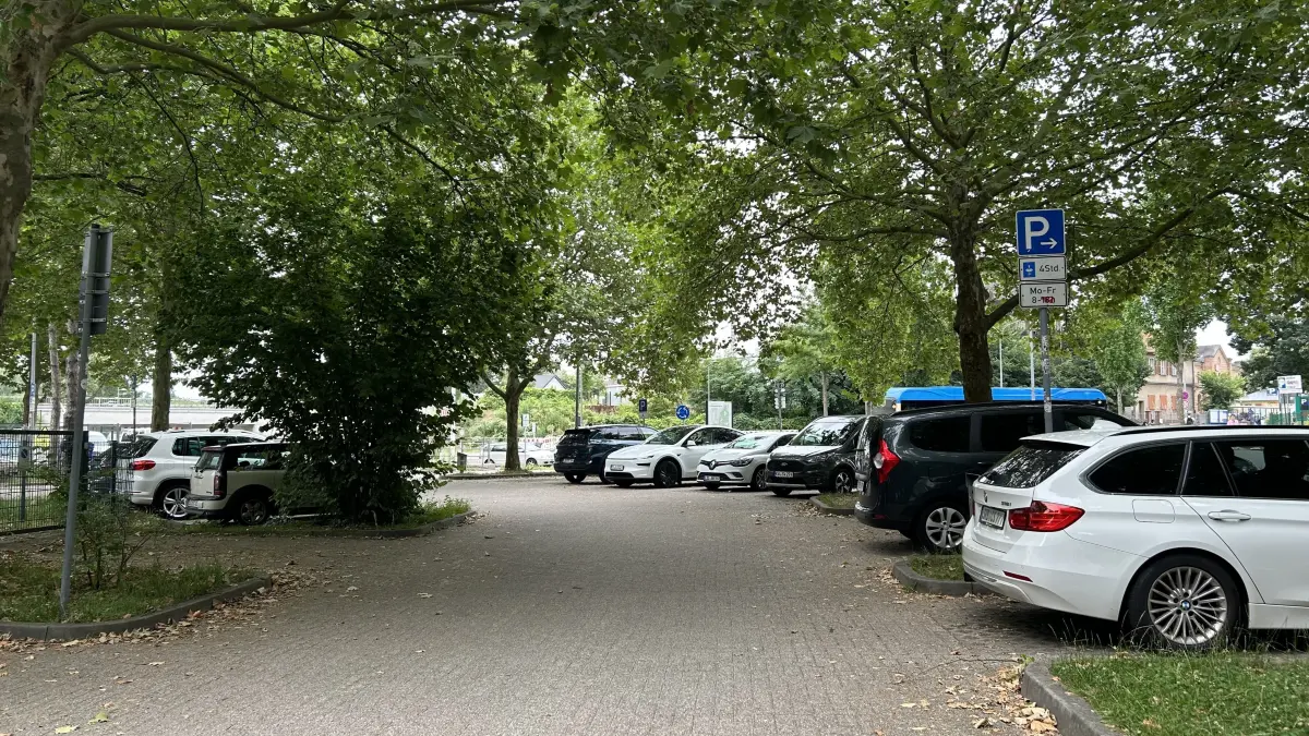 Der Vier-Stunden-Parkplatz neben dem Kreisverkehr. Um 8.30 Uhr sind hier noch Plätze frei – aber scheinbar nicht mehr lange, wie die Befragten angeben.