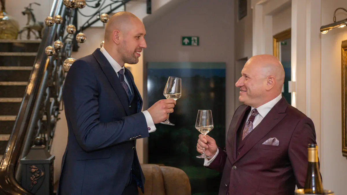 Die Bräutigame Jakub Jabłoński und Krzysztof Ellmann stoßen auf ihre Hochzeit an.