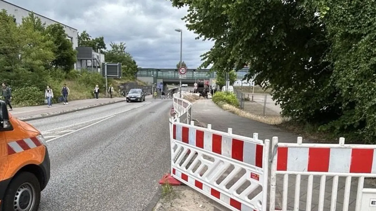 Der Netzbetreiber Edis baut in Erkner das Umspannwerk aus und erneuert Leitungen in der Innenstadt. Dafür wird bald an diesen Stellen gesperrt. (Symbolbild)