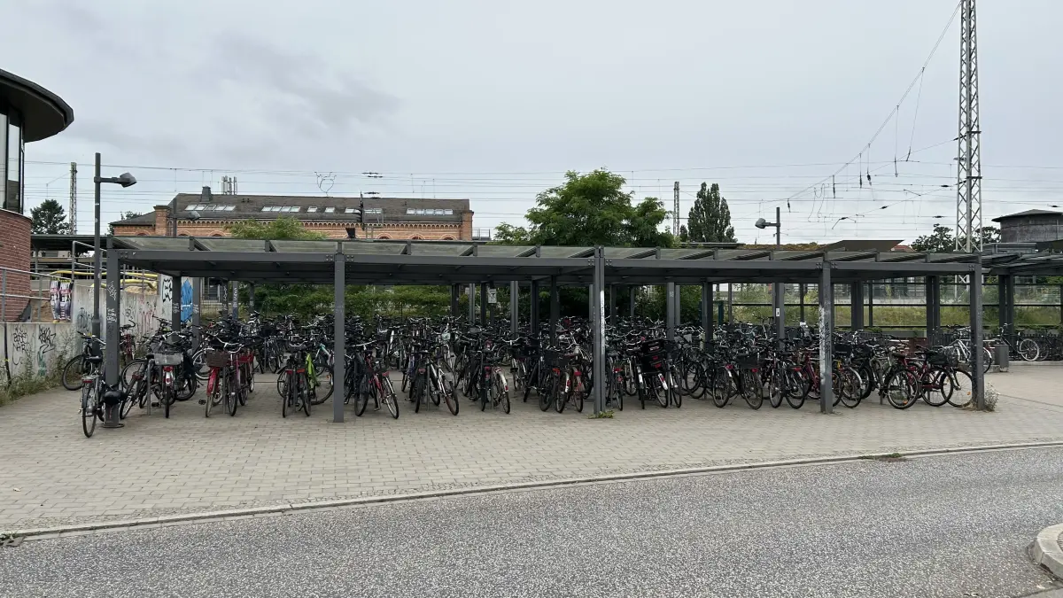 Fahrradstellplatz auf der Rückseite des Bahnhofs von Königs Wusterhausen. Sind Räder die Lösung des Parkplatzproblems?