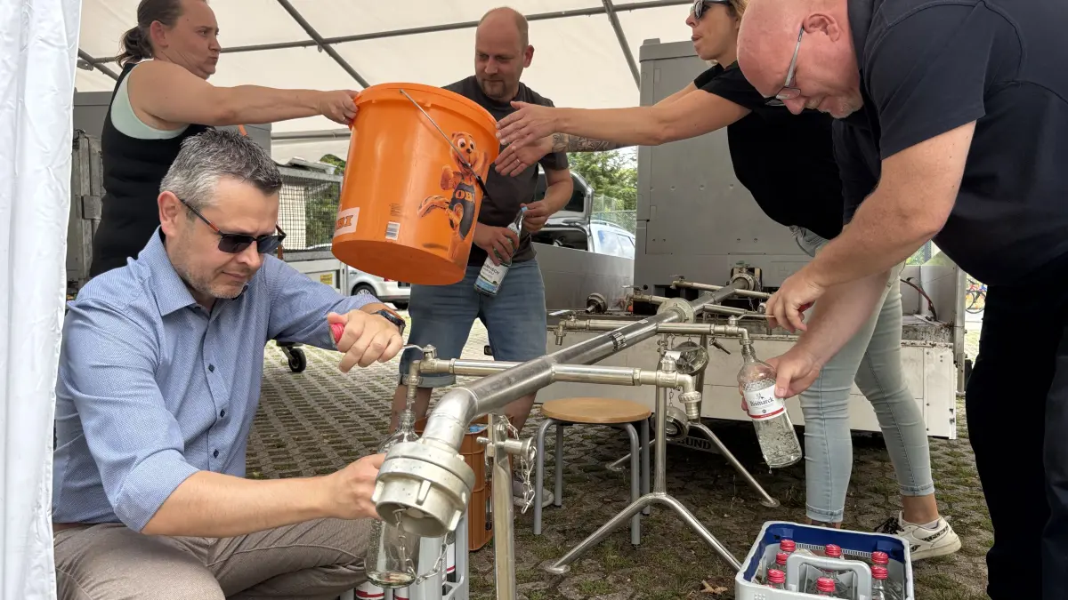 Gemeinsame Sache: An der Zapfstelle an der Havelland-Grundschule in Zehdenick wird unbedenkliches Trinkwasser verteilt. Es gibt dort viele helfende Hände, aber auch zahlreiche Fragen.