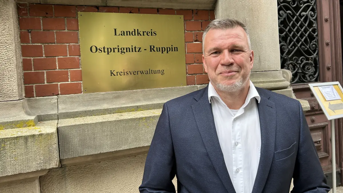 Amtsinhaber Ralf Reinhardt (SPD) hat sich bei der Stichwahl zum Landrat in OPR gegen Torsten Arndt (AfD) durchgesetzt. Was sich jetzt im Landkreis verändern soll.