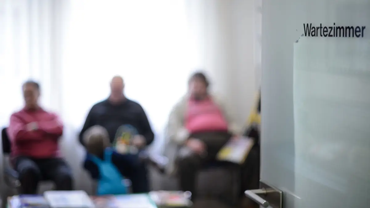 Ein volles Wartezimmer: ARCHIV - 09.03.2018, Baden-Württemberg, Stuttgart: Ein volles Wartezimmer. (zu dpa: «Hausärzte erwarten wegen der Koalitionspläne mehr Patienten») Foto: Sina Schuldt/dpa/dpa-tmn +++ dpa-Bildfunk +++