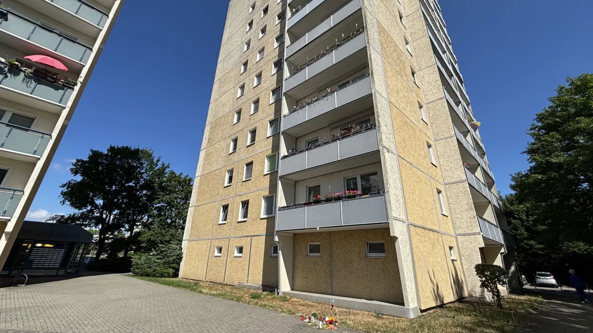Aus dem 11. Stockwerk dieses Wohngebäudes im Aurorahügel in Frankfurt (Oder) stürzte ein sechsjähriger Junge. Das Kind verstarb an der Unglücksstelle.