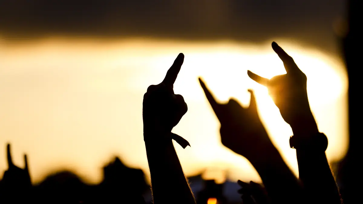 Metalfans feiern während des Auftritts der Band Papa Roach beim Wacken Open Air. Das Wacken Open Air (WOA) findet vom 30. Juli bis 2. August statt und gilt als größtes Heavy-Metal-Festival der Welt. +++ dpa-Bildfunk +++