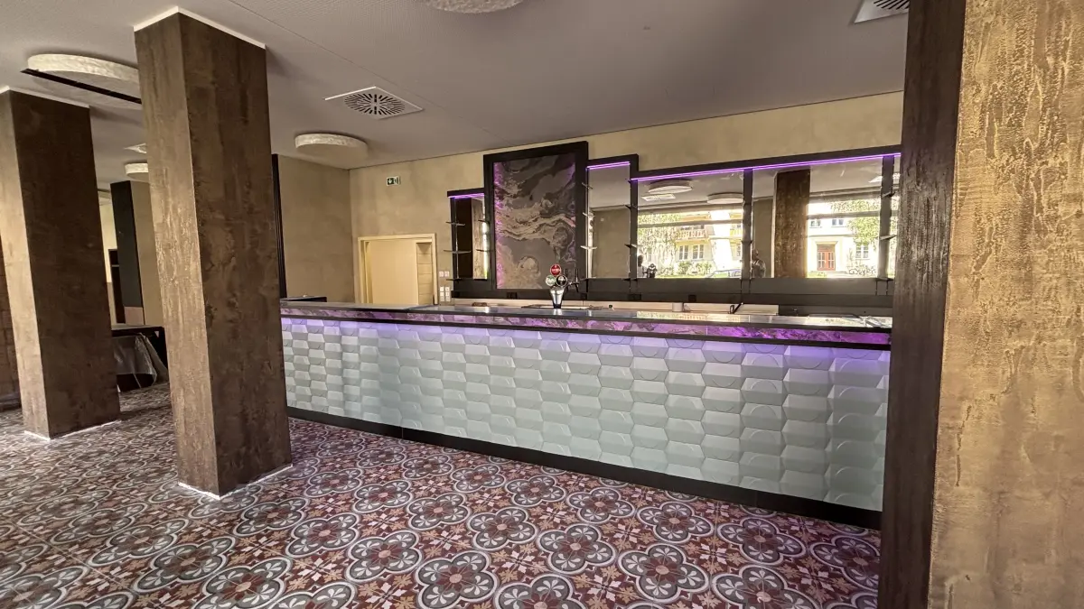 Aufwendig und mit sehr viel Liebe zum Detail wurde der Restaurantstandort in der Saarlouiser Straße in Eisenhüttenstadt umgebaut. Mehrere hunderttausend Euro wurden investiert. Bis zur Eröffnung wird die Einrichtung komplettiert.