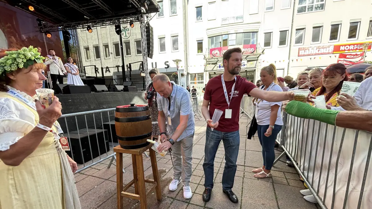 Na dann Prost: Der Fürstenwalder Bürgermeister Matthias Rudolph (v.r.) fand am Freitagabend bei der Eröffnung des Stadtfestes in Fürstenwalde klare Worte und verteilte anschließend mit seinem Amtskollegen Manuel Feick aus der Partnerstadt Reinheim sowie Monika Grasnick (Braukönigin von Oder-Spree) das Freibier an die Besucher. Was diese dafür tun mussten.