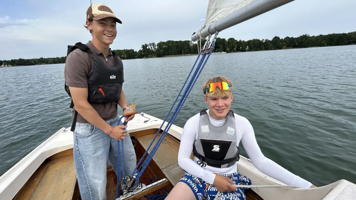 Die Jugendlichen Karl Junghanns und Oskar Beisler (von links) und ihr besonderes Segelerlebnis auf dem Scharmützelsee.