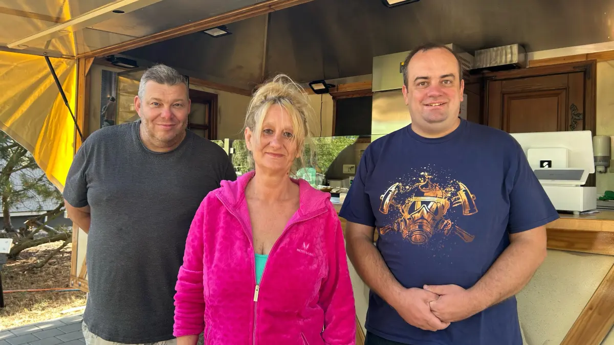 Der Quick-Shop in Spreeau ist vorerst gerettet. Ein siebenköpfiges Team aus Betreibern und Mitarbeiterinnen sorgt am neuen Interimsstandort dafür, dass niemand hungrig durch Spreeau fahren muss. Im Bild v. l.n.r.: Michael Radler (Betreiber), Ines Flatow (Verkäuferin) und Tobias Thieme (Betreiber)