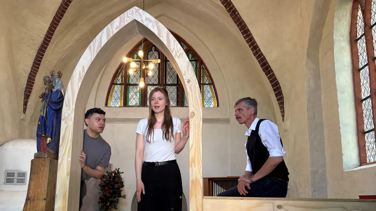 Die Ucker-Oper Angermünde bringt 2026 Goethes "Faust" als Oper nach der Musik von Charles Gounod auf die Bühne. Regisseur Holger-Müller Brandes (r.), hier bei einer Probe in der Marienkirche Angermünde mit den renommierten Künstlern Lea Kohnen als Margerethe und André Angenendt als Mephisto, hat eine kompakte, sehr ungewöhnliche Fassung erarbeitet. Sie soll nicht nur Opernkenner ansprechen.