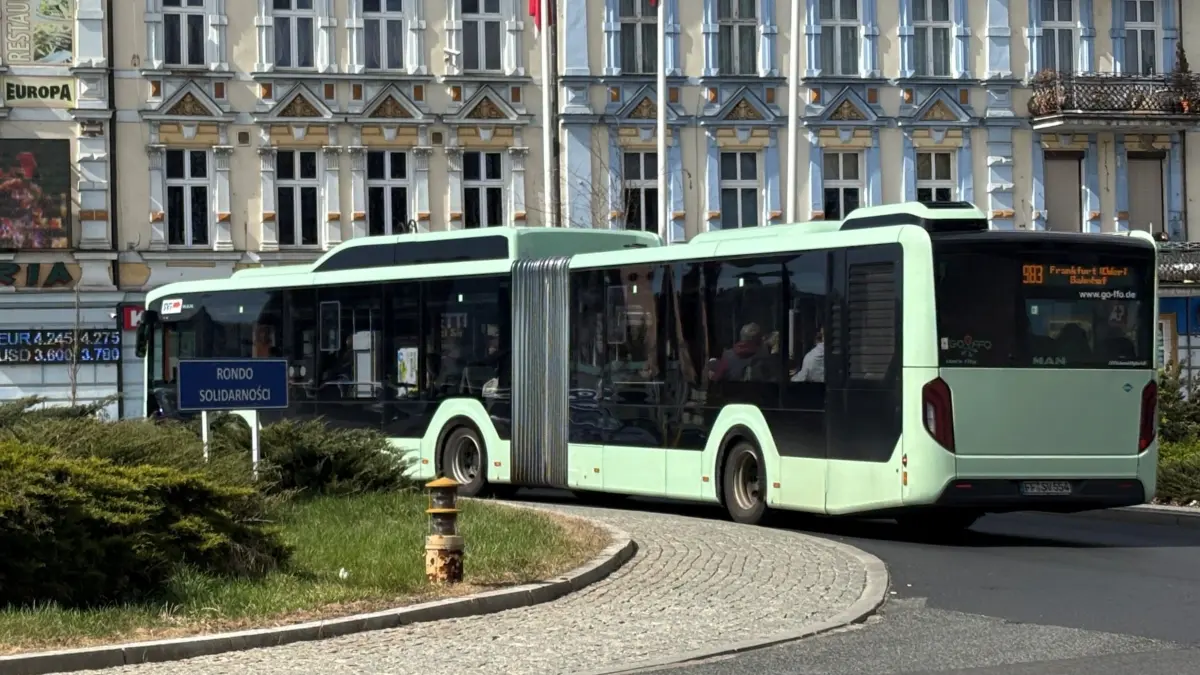 Die Buslinie 983 im Rondo Solidarnosci in Slubice